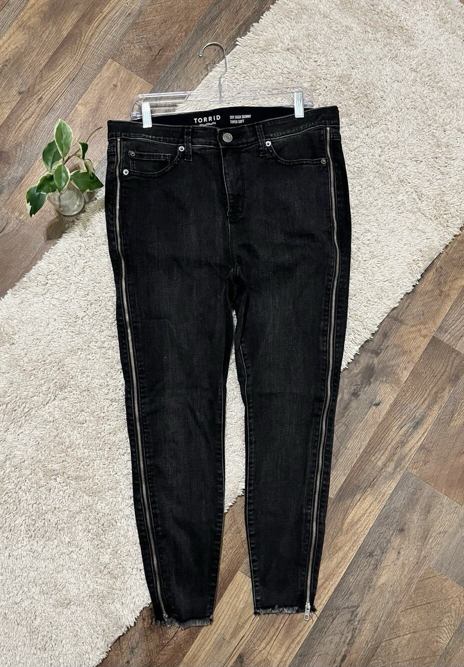 Torrid 12 Short Black Acid Wash Sky High-Rise Super Soft Zip Detail Skinny Jeans